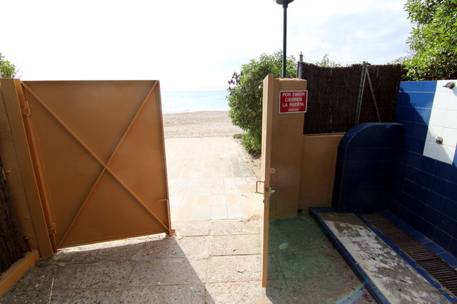 Puerta de acceso directo a la playa desde los apartamentos TORREON de Gavà Mar